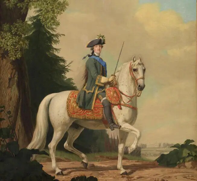 Caterina II di Russia (1729-1796): L’imperatrice illuminata che trasformò la Russia. Donna Cavaliere in abiti storici su un cavallo bianco, dipinto classico all'aperto con alberi e cielo nuvoloso, stile romantico.
