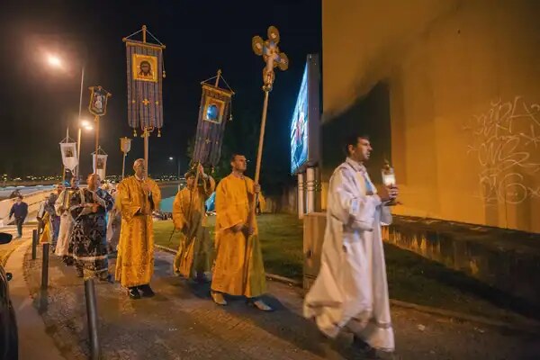 Processione religiosa di Pochaev, Ucraina. FOTO PROCESSIONE RELIGIOSA NOTTURNA CON ABITI TRADIZIONALI E TROFEI SACRI, MONASTERO, FESTA, CULTURA RELIGIOSA, RITI, CERIMONIA, IDENTITÀ CULTURALE, CERIMONIA SPIRITUALE, TRADIZIONE SPIRITUALE.