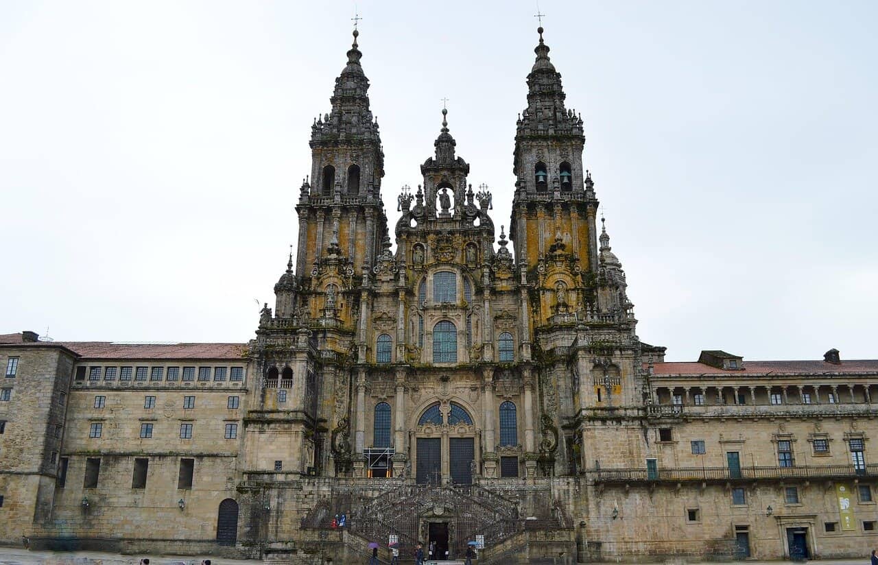 Cattedrale storica di Saint James a Santiago de Compostela, architettura barocca, facciata imponente, patrimonio UNESCO, destinazione di pellegrinaggio in Galizia, spagna.