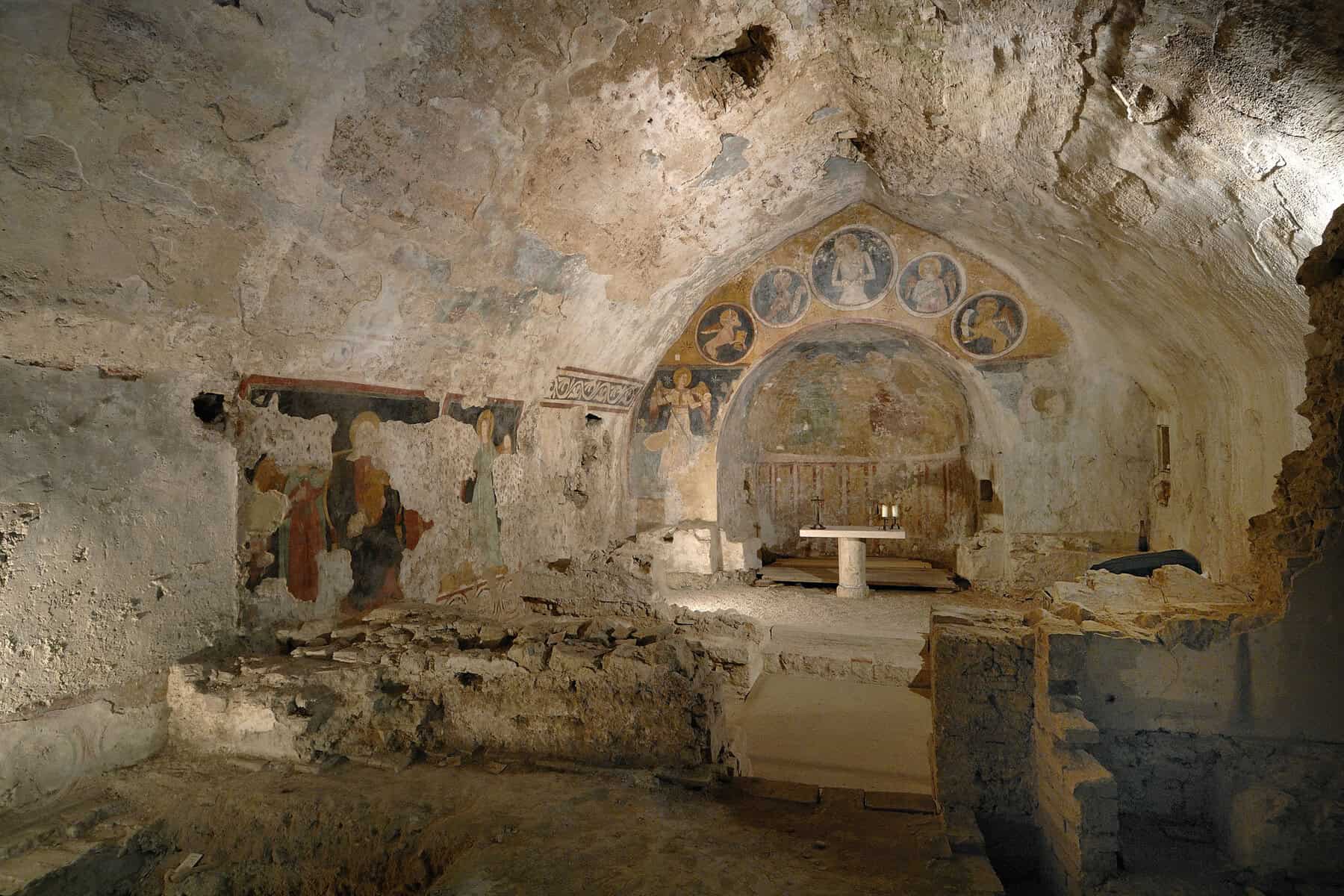 chiesa rupestre con affreschi antichi a Narni sotterranea
