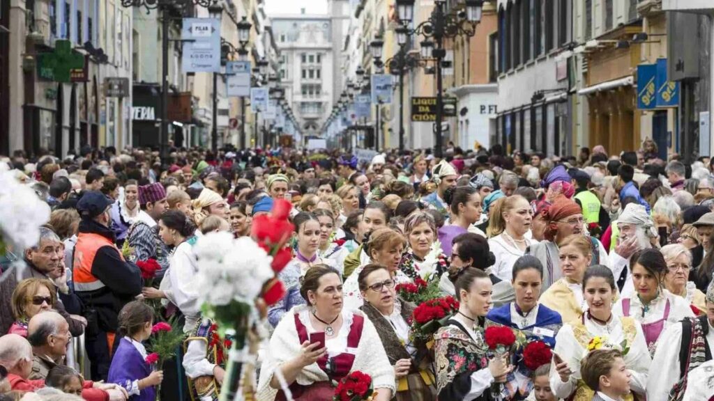 Folla durante le Feste del Pilar a Saragozza