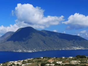 Vulcano attivo sull'isola di Vulcano con paesaggi naturali, mare cristallino e panorama mozzafiato, perfetto per appassionati di viaggio, natura e avventure all'aperto in Sicilia.