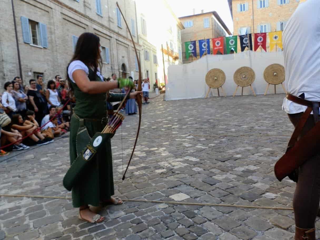 Arciera che lancia frecce 