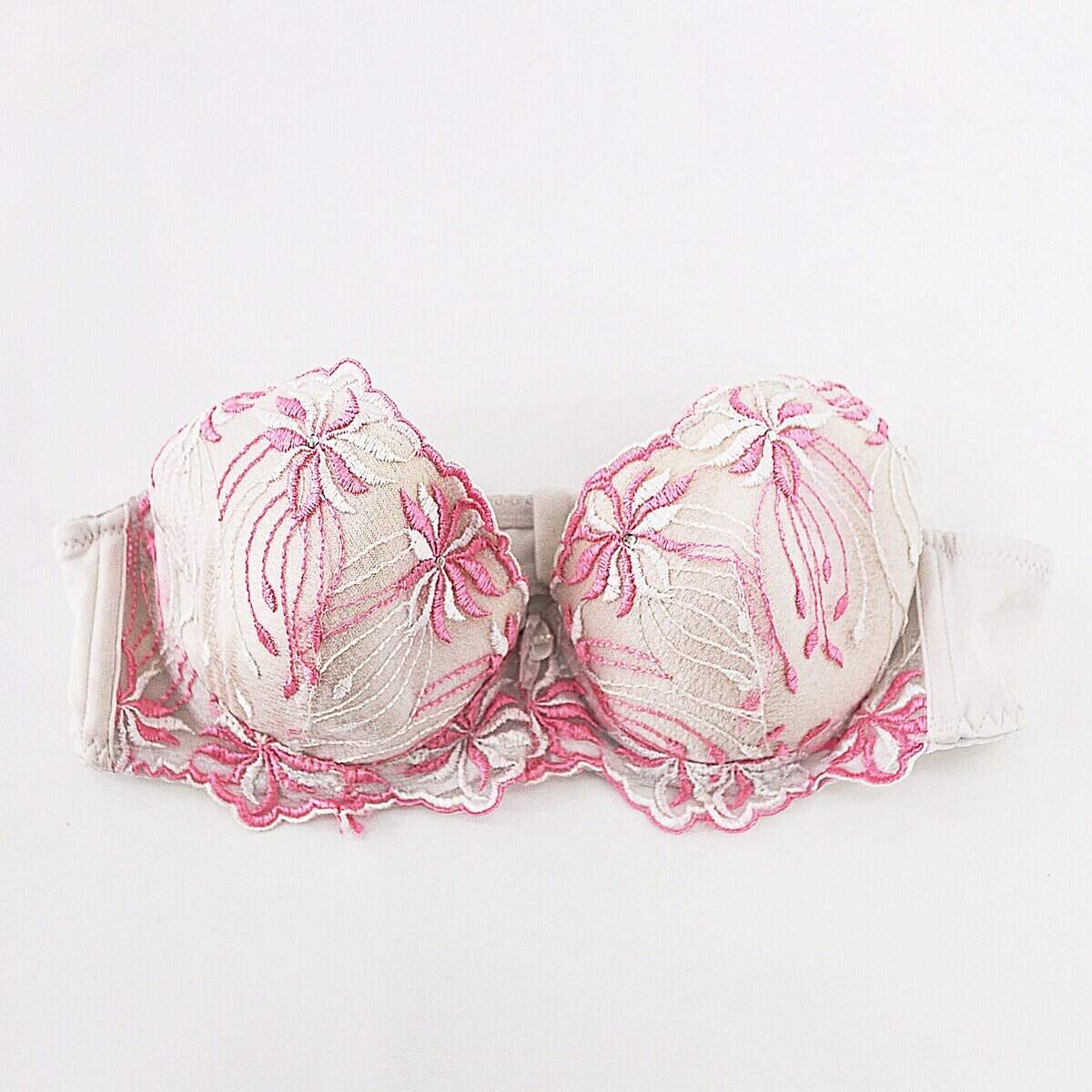 Trapunta di pizzo bianco e rosa con ricami floreali, perfetta per lingerie raffinata e intimo femminile. Design elegante e dettagli delicati, ideale per momenti speciali o come regalo romantico.