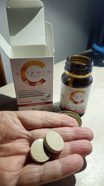 Vitamina C naturale con complesso di vitamine per il supporto immunitario, integratore in pastiglie. Contribuisce alla normale funzione del sistema immunitario e al benessere generale.