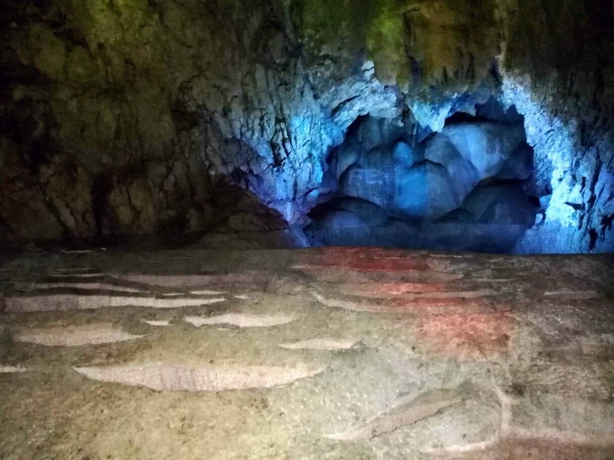L'ingresso della Grotta di Oweynagat, una stretta apertura nel terreno.
