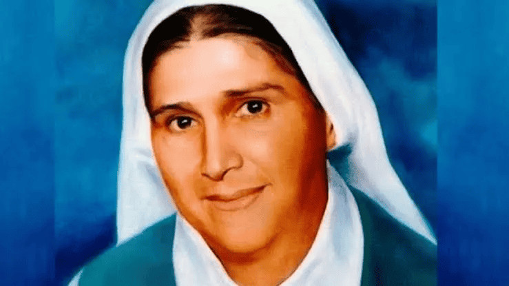 7 nuovi santi papa leone XIV da 4 continenti 4 Santa Maria del Monte Carmelo Rendiles Martínez: La Prima Santa Venezuelana. Immagine di una donna vestita con un abito bianco e un velo blu, che ricorda un'iconica rappresentazione religiosa, simbolo di speranza e fede.