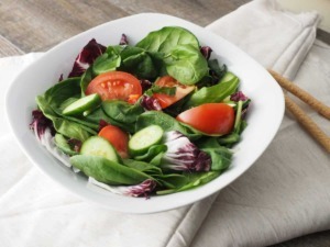 Pomodoro e lattuga fresca in insalata, alimentazione sana, ricetta vegetariana, alimenti biologici, cucinare a casa, cucina mediterranea.