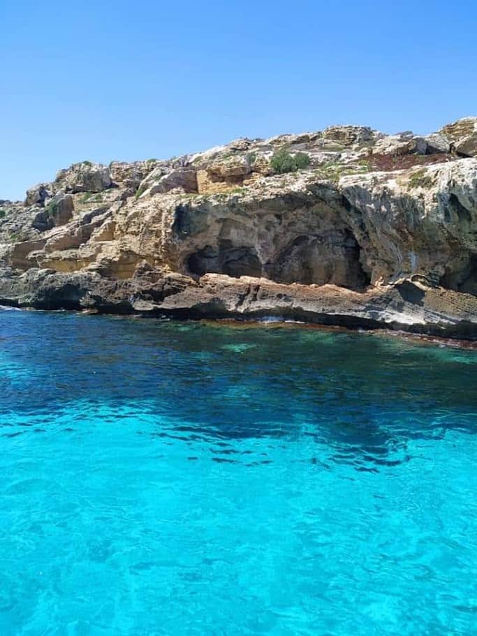 Salina alle eolie: Scopri Salina isola delle Eolie, sapori autentici. Casetta naturale sulle rocce vicino al mare con acque cristalline e paesaggio costiero in Italia.