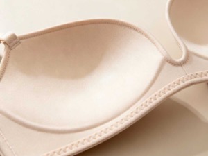 Lingerie modellata in tessuto morbido e di alta qualità, perfetta per comfort quotidiano e stile elegante. Ideale per chi cerca un intimo femminile e confortevole.