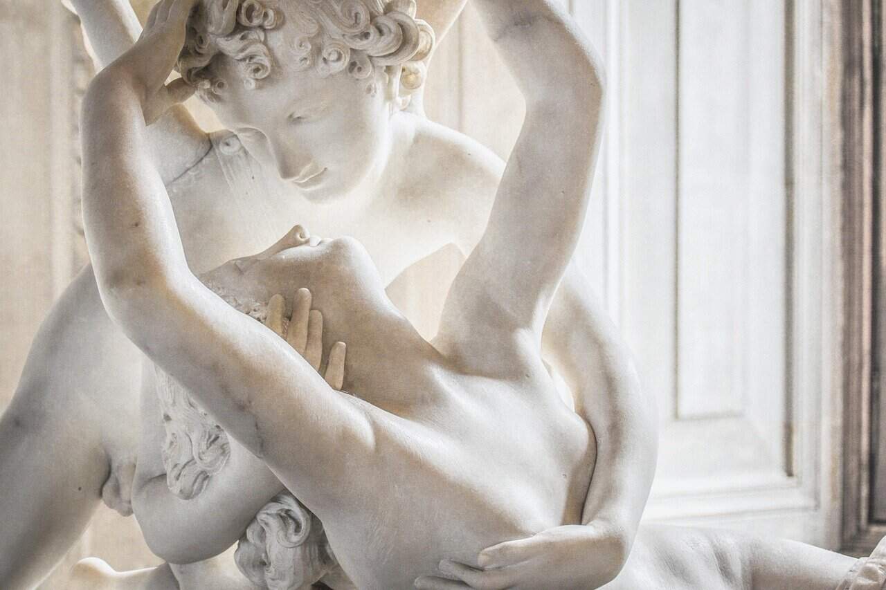 Scultura in marmo di epoca classica raffigurante tema mitologico