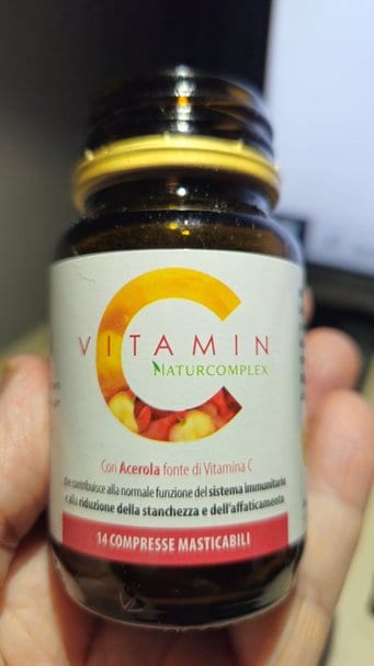 Capsule di vitamina C con acerola, integratore naturale per il sistema immunitario, contribuisce alla riduzione della stanchezza e dell'affaticamento, favorisce l'energia e il benessere generale.