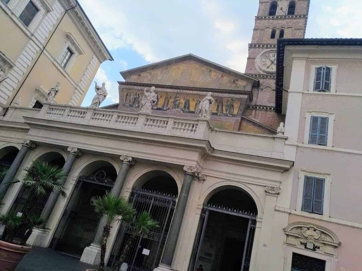 Bellissima facciata della chiesa con dettagli architettonici classici e sculture in marmo, situata nel centro storico di una città italiana, con un campanile visibile sullo sfondo.