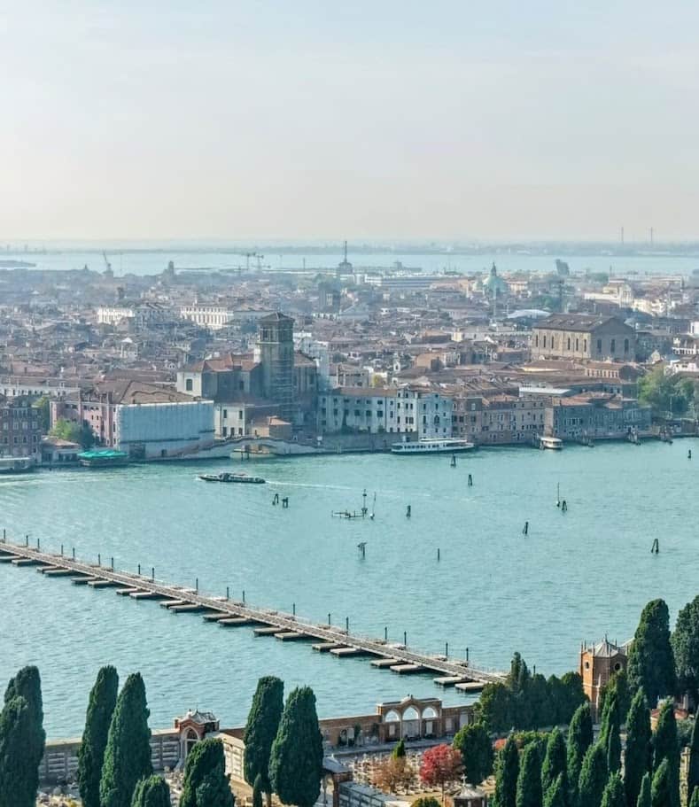 Venezia vista dall'alto con canali, edifici storici e cime delle chiese, scenario iconico della città europea famosa per la sua architettura e i ponti, perfetto per contenuti di blogger e appunti di viaggio.