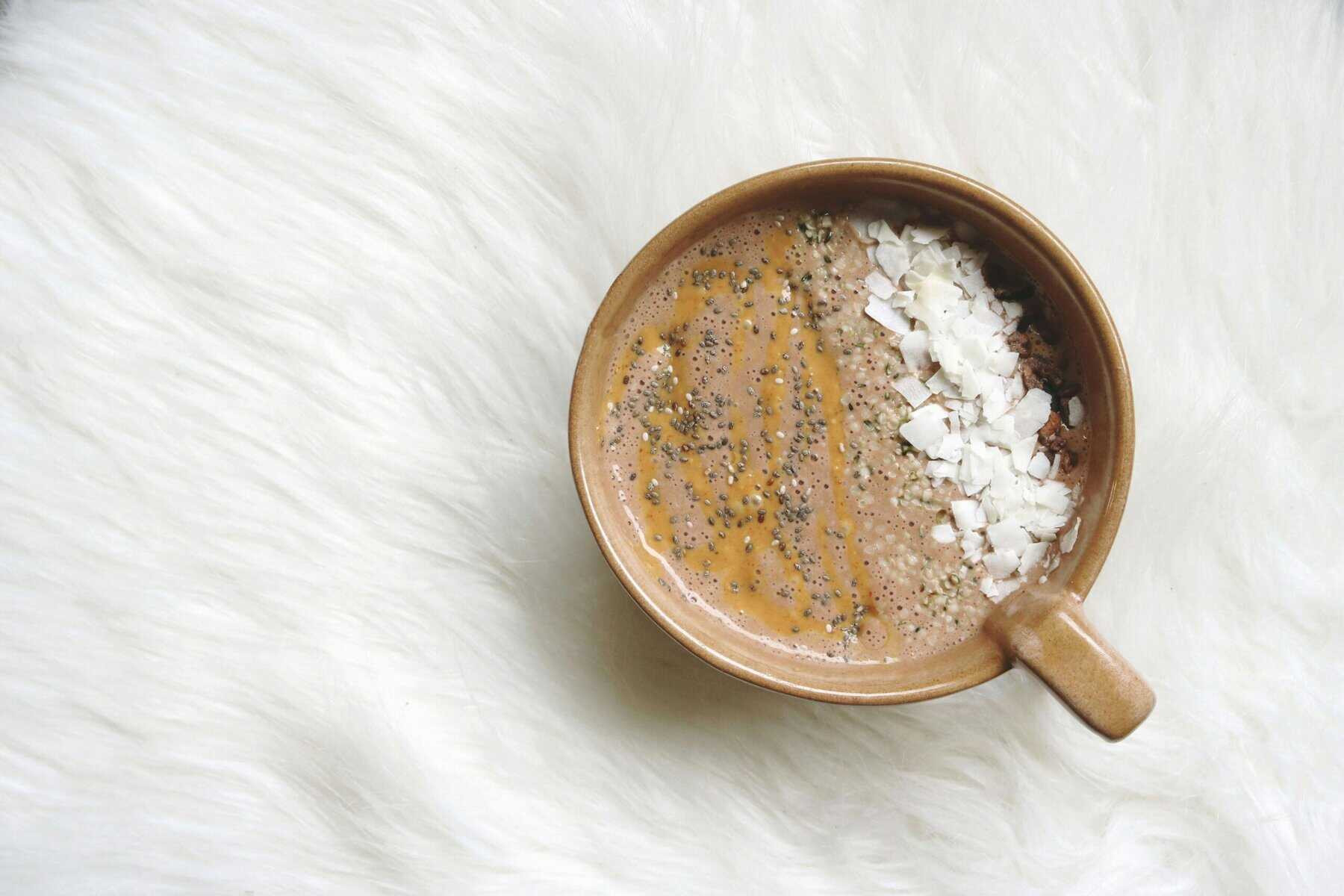 Una tazza di pudding con semi di chia gustosa con cioccolato, cocco e semi