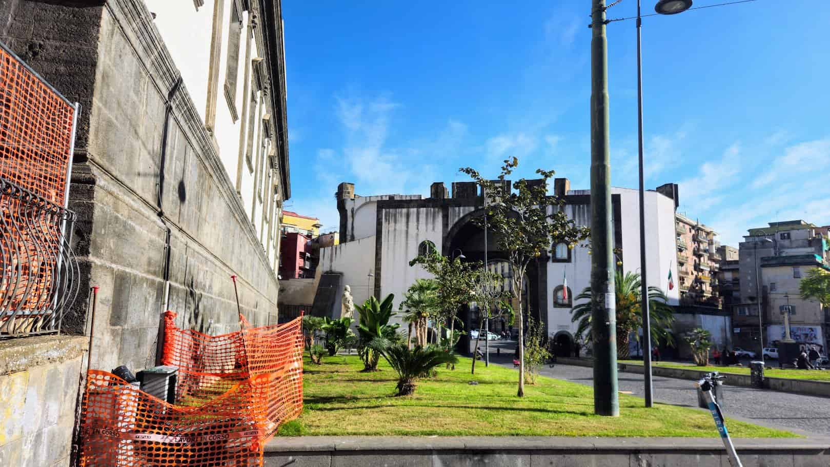 La porta vista dal retro, ovvero dal castel Capuano in piazza Enrico De Nicola