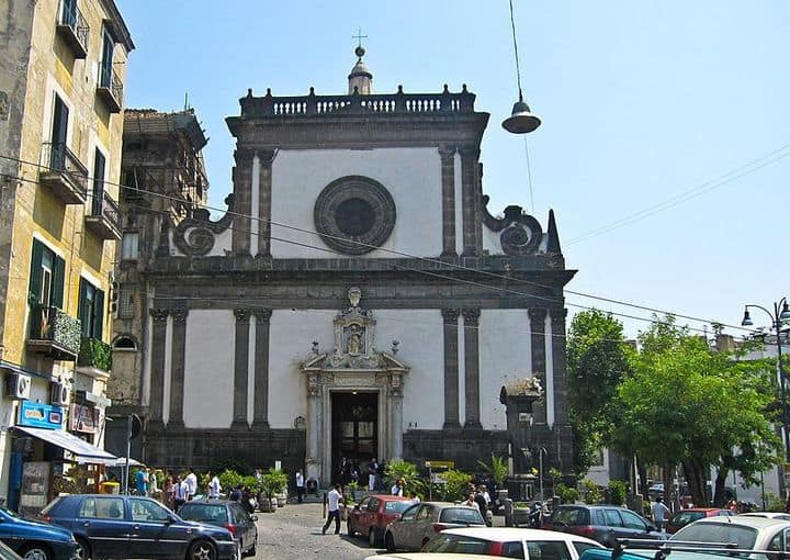 Chiesa storica nel cuore di Napoli, esempio di architettura barocca e spiritualità, visitabile con ricca storia e arte sacra, situata in una delle piazze principali della città.
