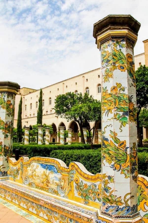 Chiostri borbonici a napoli: 6 Chiostri Borbonici Rigenerati a Napoli: Da Lanifici a Hub Creativi. santa chiara