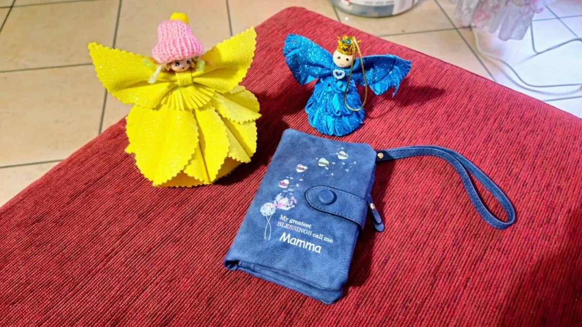 Fiori di stoffa e portafoglio, accessori handmade, idee regalo per mamme, decorazioni creative, oggetti personalizzati.