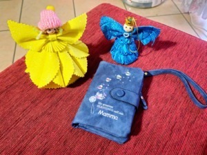 Fiori di stoffa e portafoglio, accessori handmade, idee regalo per mamme, decorazioni creative, oggetti personalizzati.
