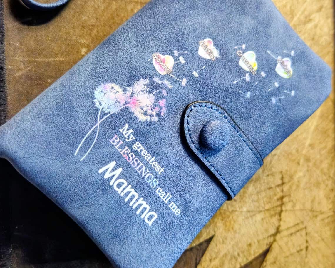 Portafoglio polso donna con cuori e dedica alla mamma 5 Foglietto per mamma con messaggio di felicitazioni, gratitudine e amore, decorato con fiori e cuori, perfetto per esprimere affetto e apprezzamento speciale alle mamme.