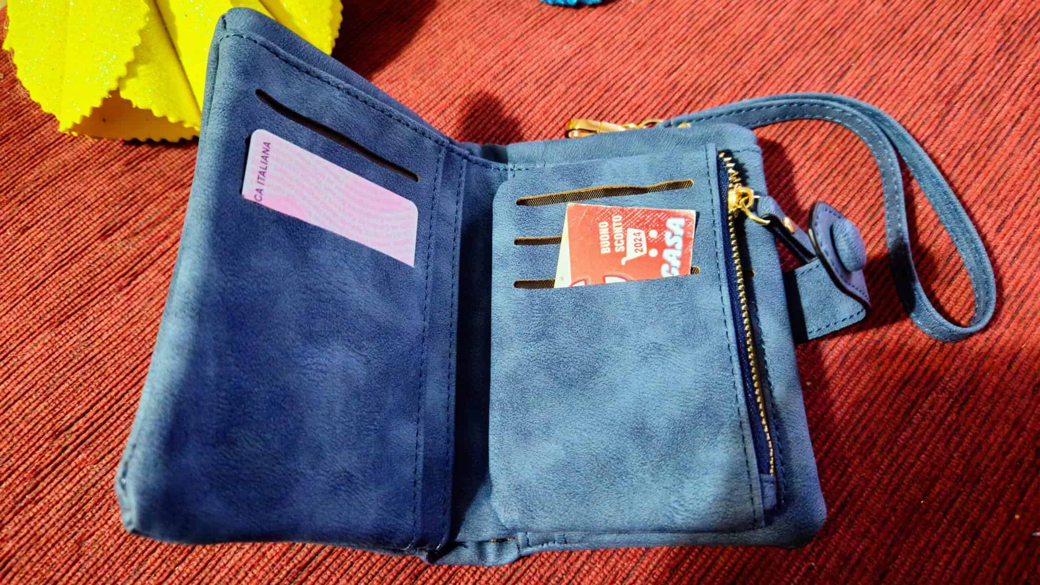 Portafoglio polso donna con cuori e dedica alla mamma 2 Portafoglio donna blu in pelle con slot per carte e cerniera, ideale per organizzare documenti e contanti con stile.