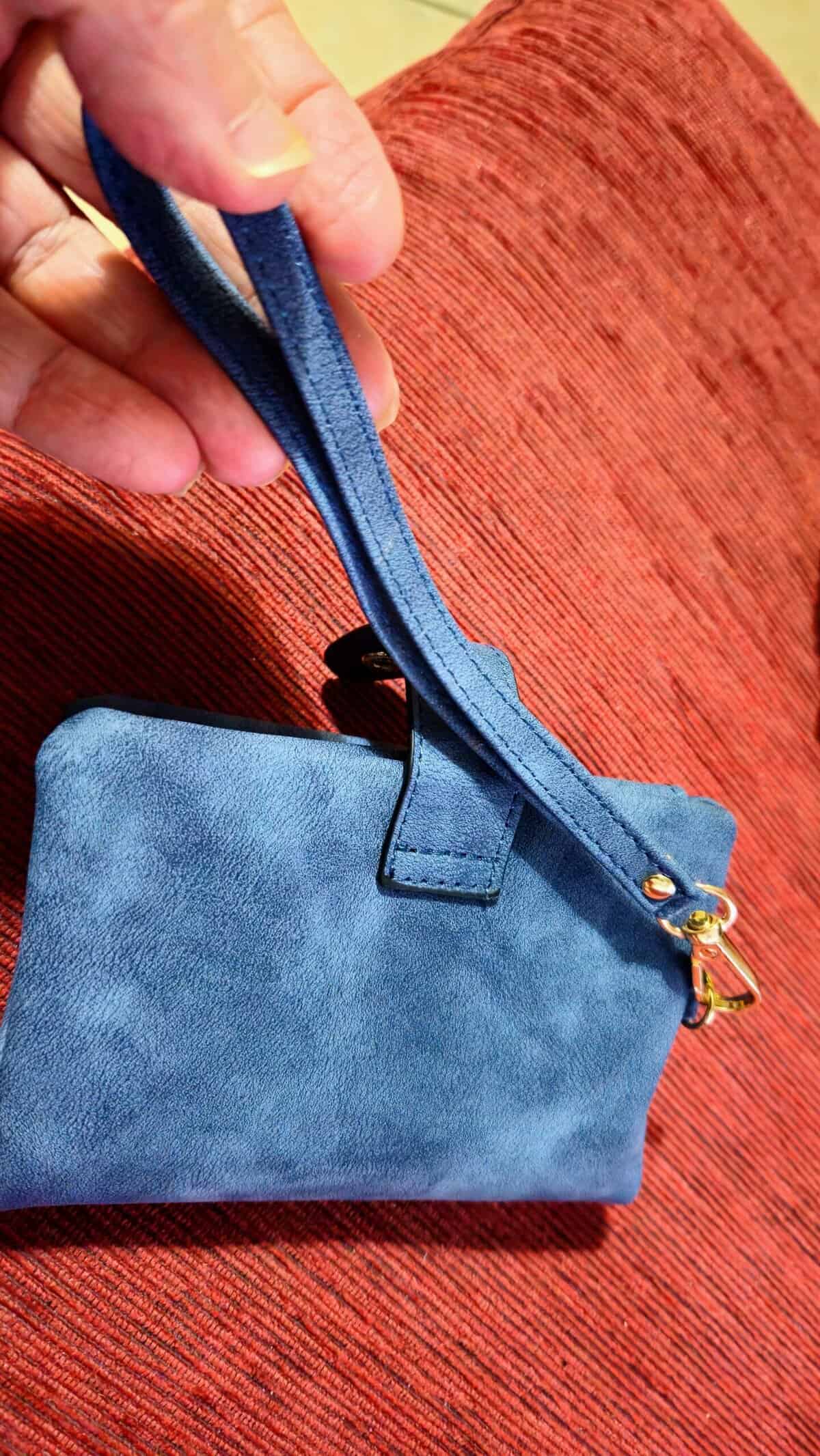 Portafoglio polso donna con cuori e dedica alla mamma 3 Borsa blu in pelle scamosciata con manico sottile, dettagli dorati e design compatto, perfetta per un accessorio elegante e pratico per occasioni speciali o quotidiane.