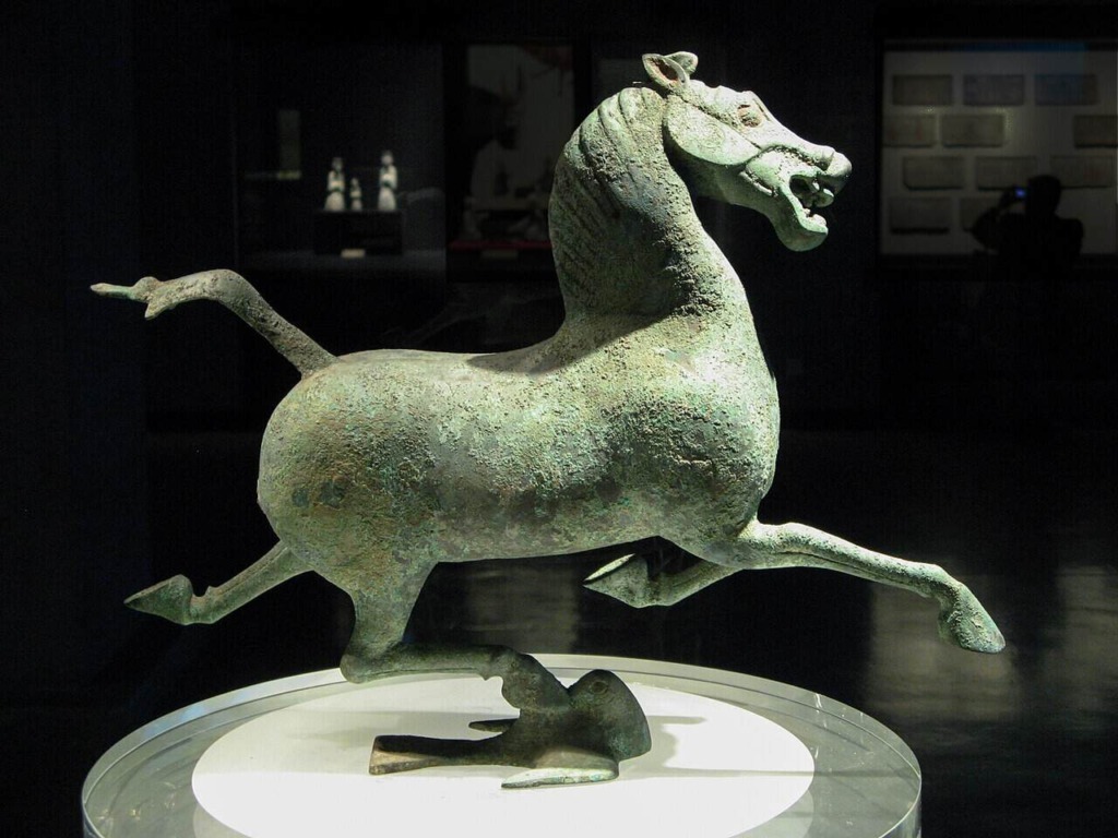Il Cavallo Mascotte del Gansu, bronzo di epoca Han esposto al museo provinciale di Lanzhou