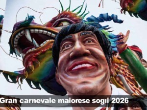 Carro allegorico in cartapesta durante la sfilata del Gran Carnevale Maiorese 2026