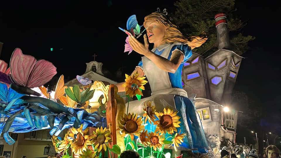 Grande maschera di cartapesta raffigurante una ragazza con fiori e farfalle, parte del Carnevale Maiorese 2026 sulla Costiera Amalfitana.