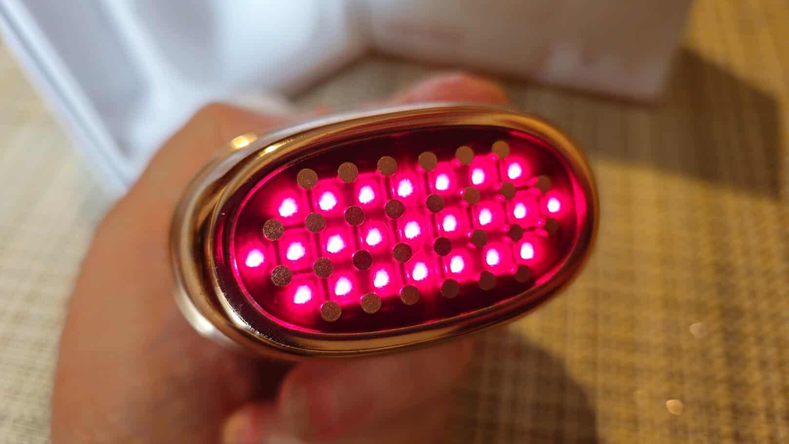 Pulsante LED rosso acceso con luci luminose, utilizzato per segnalare stato o funzione in dispositivi elettronici.