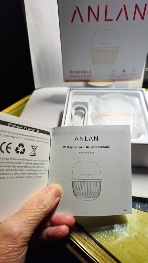 Dispositivo di bellezza portatile ANLAN con manuale d'uso, ideale per trattamenti di cura della pelle a casa, compatto e facile da usare.