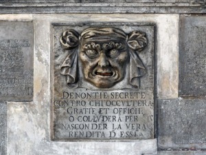 Bocca di leone a venezia: Scultura in pietra di un volto espressivo con dettagli intensi, parte di un monumento storico, simbolo di saggezza e mistero.