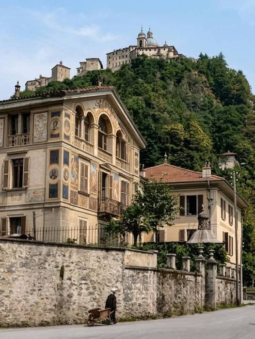 Castello su collina con edificio storico e vista panoramica, immerso nel verde, in un paesaggio italiano. Perfetto esempio di architettura e storia locale, ideale per appassionati di cultura e turismo.