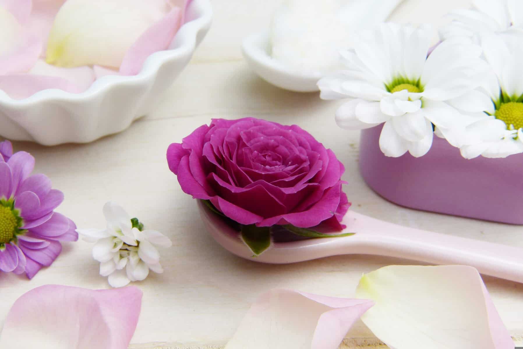 Fiori e petali di rosa per un trattamento naturale della pelle in primavera, ideale per risvegliare e rinnovare la pelle con ingredienti delicati e profumati.