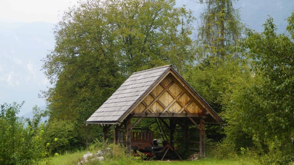 Rifugio in legno da giardino ideale per creare uno spazio all'aperto accogliente e funzionale, perfetto per relax e convivialità in ambienti naturali.