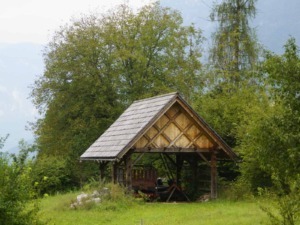 Rifugio in legno da giardino ideale per creare uno spazio all'aperto accogliente e funzionale, perfetto per relax e convivialità in ambienti naturali.
