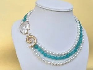 Collane di perle di alta qualità con dettagli raffinati, perfette per aggiungere un tocco di eleganza a ogni outfit. Ideali per occasioni speciali o per uno stile quotidiano sofisticato.
