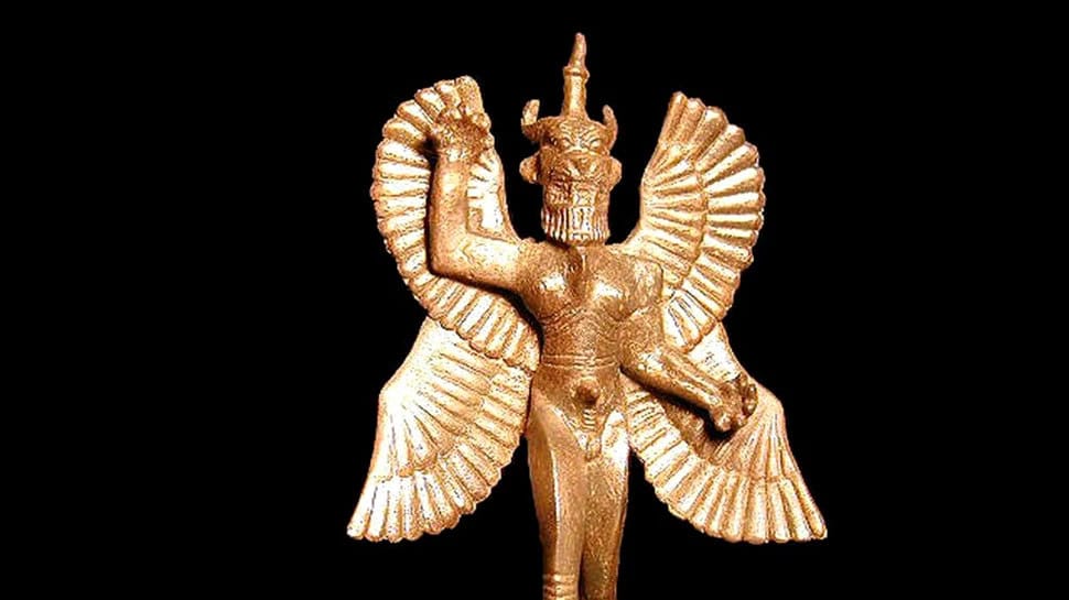 Chi era Pazuzu: Demone mesopotamico: Immagine di una statuetta in bronzo di Pazuzu conservata al Museo del Louvre. L'iscrizione della statuetta recita: Io sono Pazuzu, figlio di Hanpa. Il re degli spiriti malvagi del vento che sorge all'improvviso dalle montagne