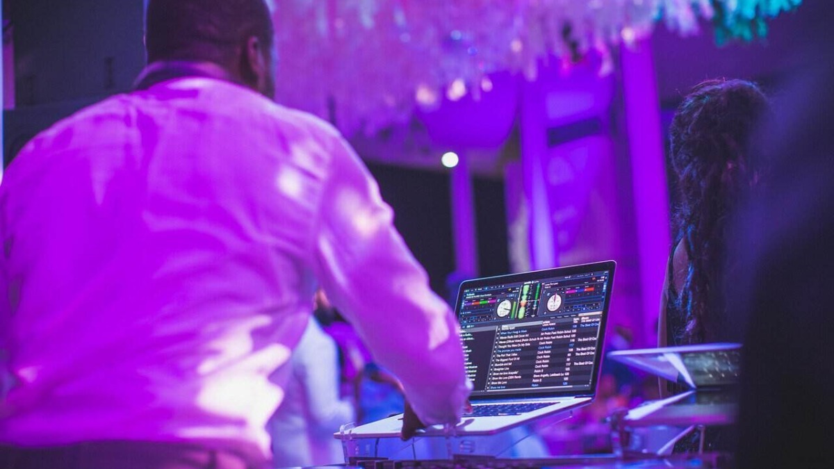 Musica per eventi con postazione DJ e strumenti musicali