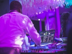 Musica per eventi con postazione DJ e strumenti musicali