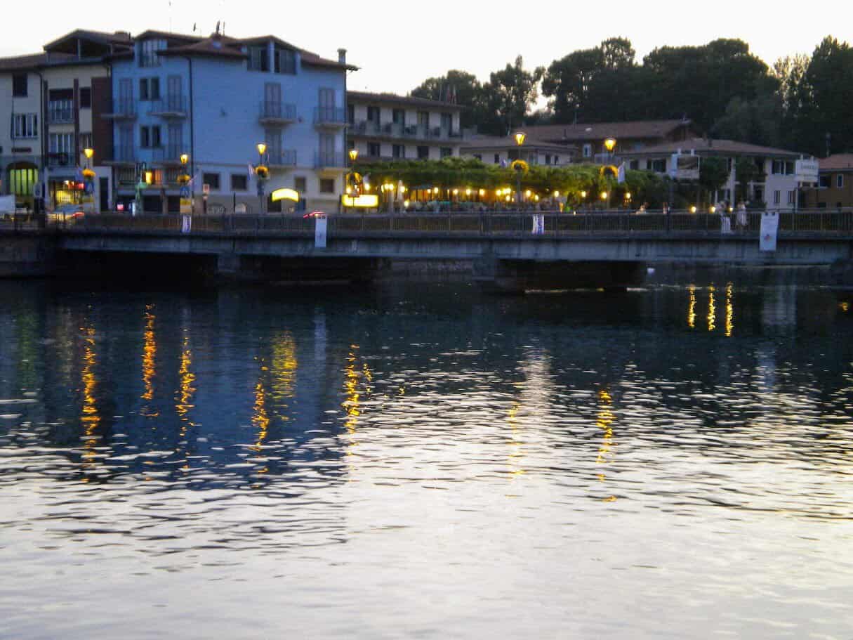 Sarnico cosa vedere: Ville Liberty, lungolago e Cantieri Riva