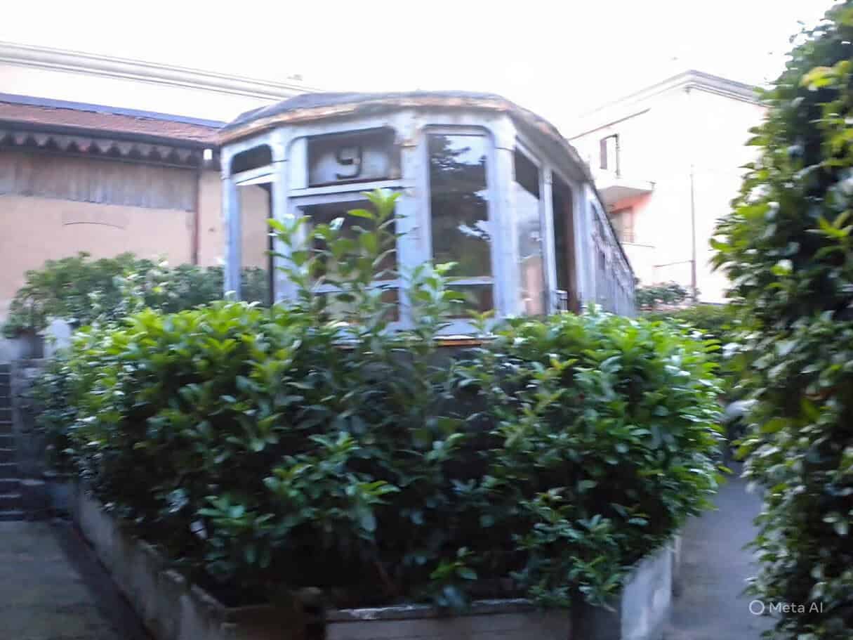 centro storico di Sarnico con vecchio tram