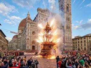 Rappresentazione della tradizionale festa del Calcio Storico a Firenze con un grande corteo e fuochi d'artificio in Piazza del Duomo, circondata da turisti e cittadini.