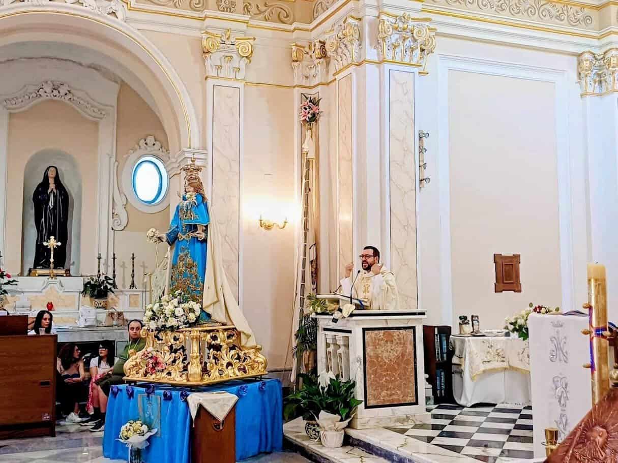 Molto importante è anche la Chiesa di Santa Maria di Costantinopoli, che fu danneggiata dal terremoto del 1980 insieme ad altre chiese del territorio. Questo dettaglio storico aiuta a comprendere quanto il patrimonio religioso del paese sia stato segnato dagli eventi naturali, ma anche dalla capacità della comunità di conservarne la memoria.