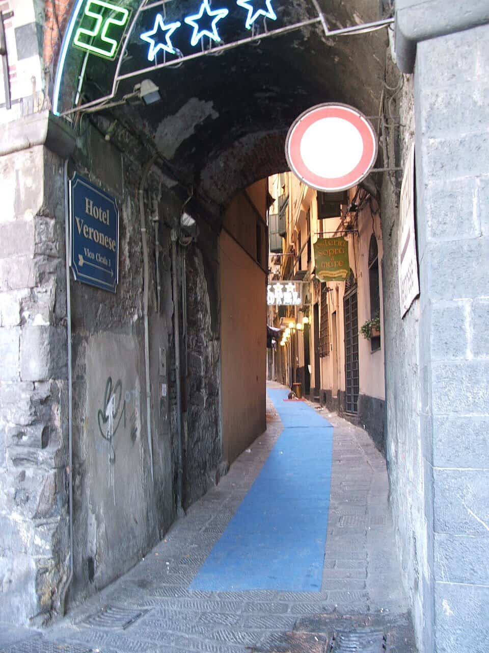 I caruggi di Genova, perfetti per una passeggiata autentica.