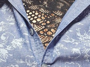 Maglia traforata nera in pizzo: come indossarla