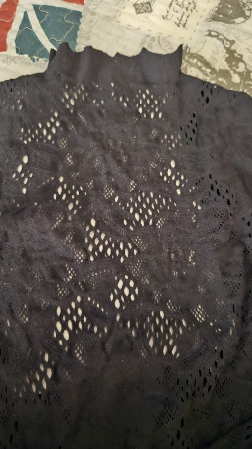 Maglia traforata nera in pizzo: come indossarla 2 Maglia in pizzo traforato nero: Maglia traforata nera in pizzo: come indossarla