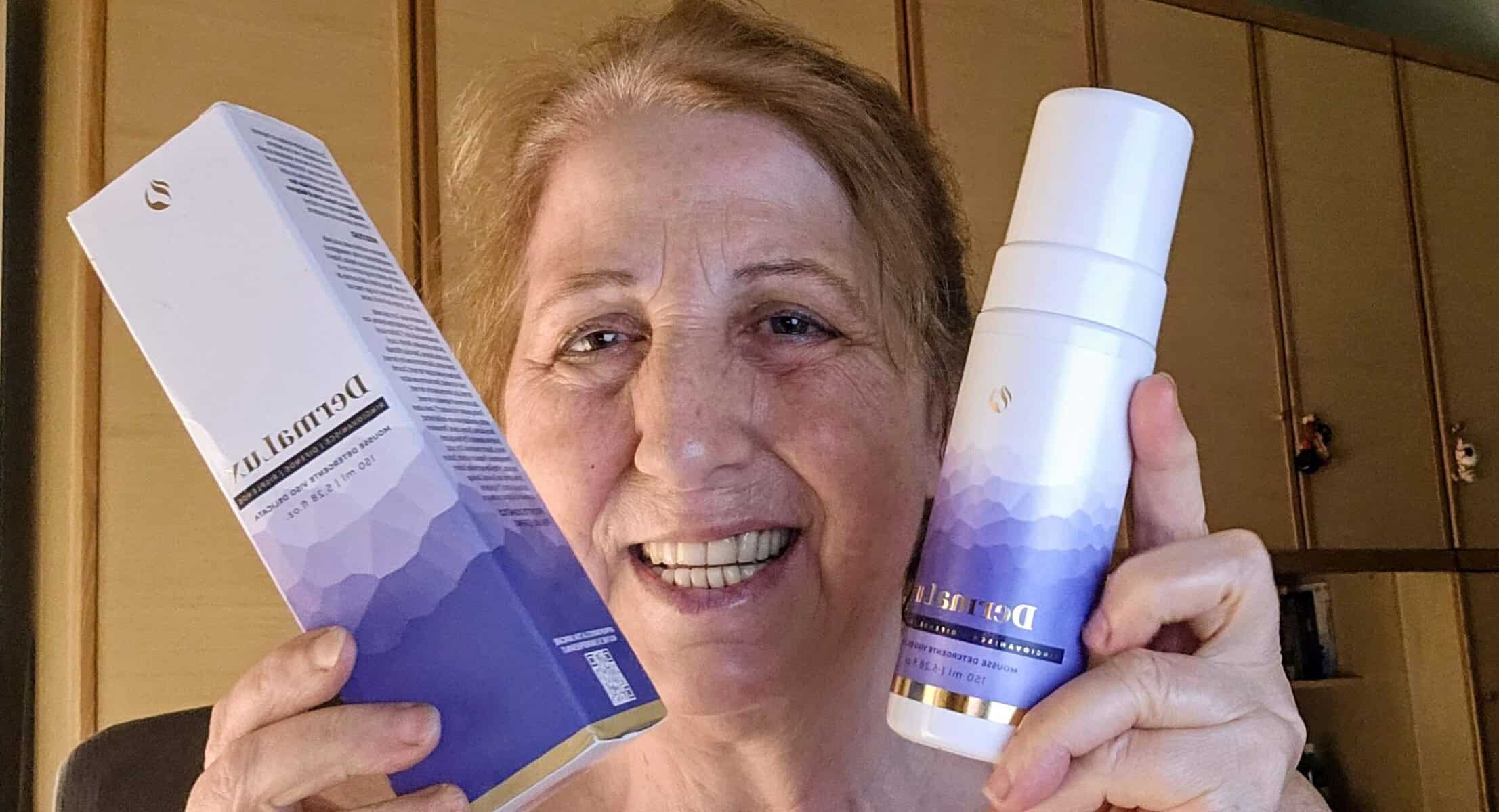 Donna sorridente che mostra prodotti per la cura della pelle, crema e lozione, in un ambiente domestico.