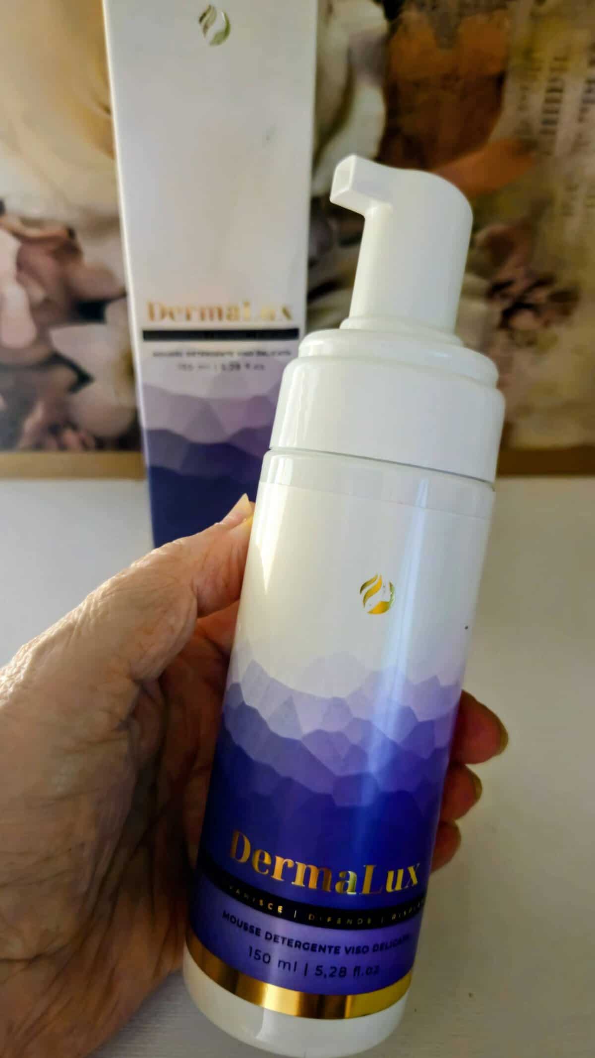 Detergente viso Dermalux in spray, prodotto per la pulizia della pelle del viso, in confezione da 150 ml, con design elegante e professionale.